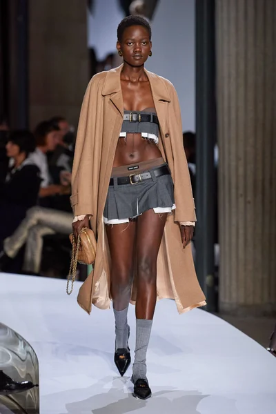Look 16